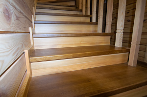 лестница покрашенная лаком