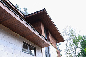 Лиственница + термолиственница + покраска Renner в цехе: почему эта комбинация делает фасад неуязвимым к влаге и времени