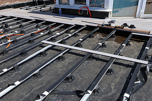 Эксклюзивная терраса из термоясеня на эксплуатируемой кровле в Санкт-Петербурге