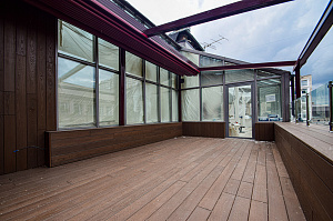 Инженерное совершенство: алюминиевые лаги, термоясень и скрытый крепеж в проекте для банка