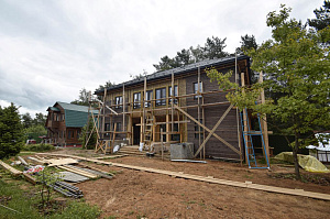 «Австрийская деревня»: фасад с ювелирным запилом под 45° — когда стыки исчезают, а роскошь остается