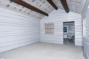 Как выглядит дом-баня из лафета внутри, когда покраска сделана по уму