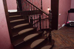 Забежные ступени, кованые балясины и ясень: история одной лестницы, рожденной в содружестве с клиентом