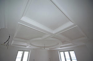 крашенные кесонные потолки