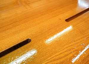 Эксклюзивное лакирование подоконника-столешницы из ясеня: блеск 'Магма' для дома в Петровские Сады