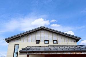 Фасад с характером: Сочетание лиственницы, сосны и камня в Honka Family Club