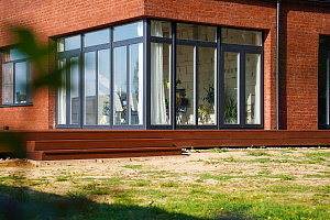 Гармония стиля и функциональности: гараж и терраса из лиственницы в Низово