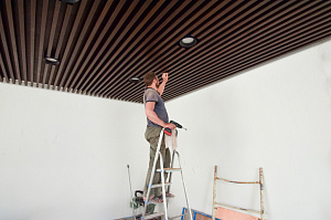 Потолок, о котором говорят: трендовое решение для статусного офиса