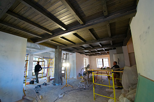 деревянный потолок с фальшбалками