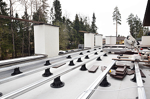 Инженерное совершенство: регулируемые опоры, алюминиевые лаги и термоясень для вашей кровли