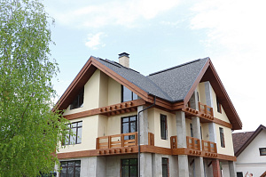 Холодная монументальность камня и живое тепло дерева — идеальный дуэт для фасада, который не оставит равнодушным