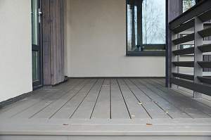 Изысканная терраса из сибирской лиственницы в Солнечной Долине