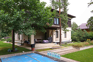 Не верите, что деревянный фасад может служить десятилетиями? Смотрите нашу работу 5-летней давности — она выглядит свежее многих новостроек