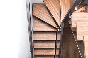 лестница с мебельными щитами