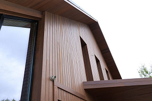 Скрытый крепёж САМО, цеховая покраска и масло Renner: почему термоясень — лучший выбор для статусного дома в Ленинградской области