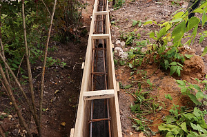 Элегантный забор из планкена и кирпича на Прохладном озере
