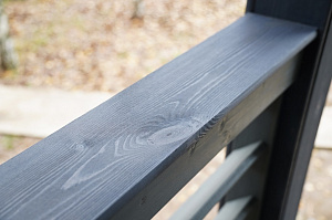 Изысканная терраса из сибирской лиственницы в Солнечной Долине