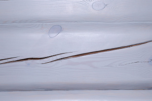 Как выглядит дом-баня из лафета внутри, когда покраска сделана по уму