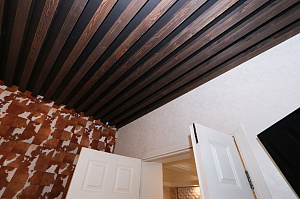 Домашний бар, в который хочется приглашать: как грамотная отделка потолка превратила обычное помещение в место для изысканных вечеров