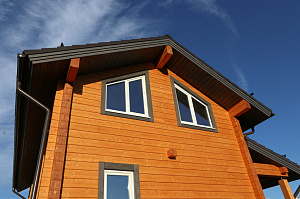 Карцево: шлифовка и покраска дома из клеёного бруса для «Нордвуд» — защита Tikkurila Pinja W-Oil (5070) и акценты RAL 7024