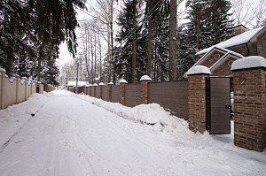 Инженерное совершенство в каждой детали: от фундамента до защитных отливов в проекте забора