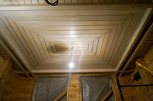 Ломаный потолок из планкена