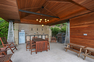 Скрытый крепёж, цеховая покраска и сибирская лиственница: почему этот проект в Мысе Удальцово не требует внимания уже 4 года