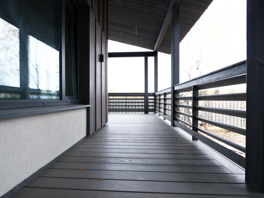 Изысканная терраса из сибирской лиственницы в Солнечной Долине