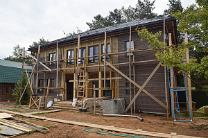 «Австрийская деревня»: фасад с ювелирным запилом под 45° — когда стыки исчезают, а роскошь остается