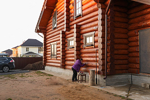 Шестифакторная защита и идеальная гладкость: премиальная покраска бревенчатого дома от ЛесоБиржи - СПб