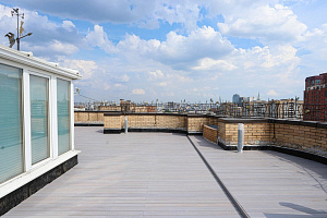 Эксклюзивная терраса из термоясеня на эксплуатируемой кровле в Санкт-Петербурге