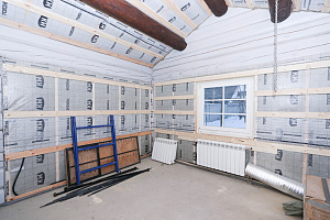 Как выглядит дом-баня из лафета внутри, когда покраска сделана по уму