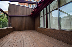 Инженерное совершенство: алюминиевые лаги, термоясень и скрытый крепеж в проекте для банка