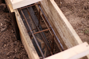 Элегантный забор из планкена и кирпича на Прохладном озере