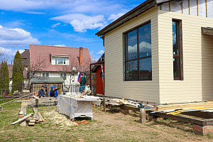 Фасад с характером: Сочетание лиственницы, сосны и камня в Honka Family Club