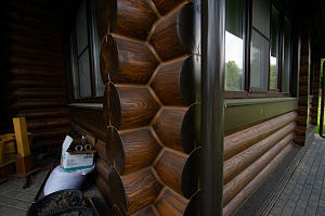 запечатование щелей в бревне