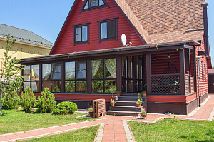 Вишневый фасад и темно-коричневые акценты: история преображения целого участка в Ленинградской области