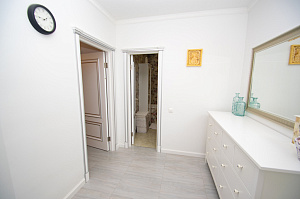 прихожая в белых тонах