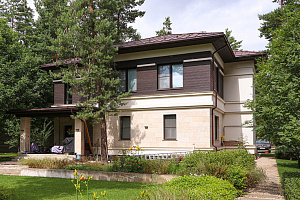 Не верите, что деревянный фасад может служить десятилетиями? Смотрите нашу работу 5-летней давности — она выглядит свежее многих новостроек