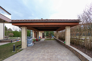 Скрытый крепёж, цеховая покраска и сибирская лиственница: почему этот проект в Мысе Удальцово не требует внимания уже 4 года