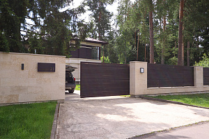 Забор из скошенного планкена в Нижний: Эстетика и долговечность от Лесобиржа-СПб, проверенные временем