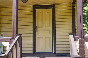 Элегантное обновление деревянных построек в Луговом: профессиональная покраска и защита от Лесобиржи-Спб