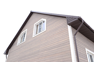 Не просто обшивка, а комплексное решение: вентилируемый фасад, индивидуальный водосток и единый стиль — дом, который будет служить десятилетиями