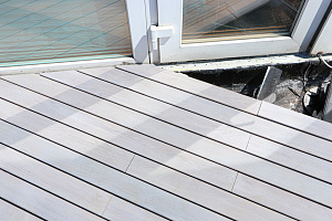 Эксклюзивная терраса из термоясеня на эксплуатируемой кровле в Санкт-Петербурге