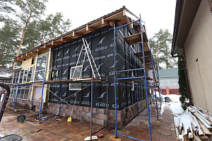 Бревенчатый дом больше не нуждается в ремонте каждые 5 лет: как вентилируемый фасад и цоколь White Hills решили проблему навсегда