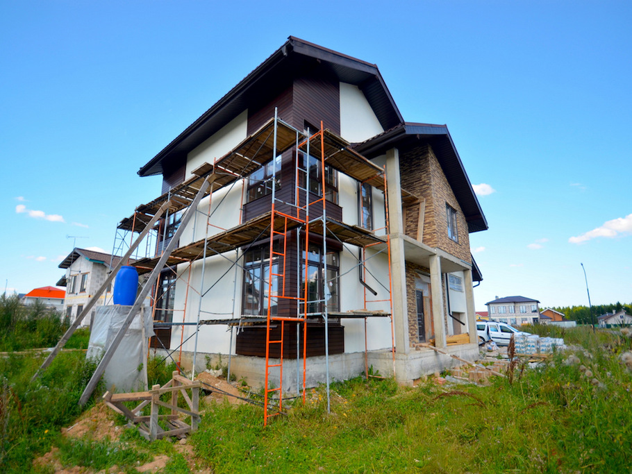 Сложный монтаж «на ус» с металлическими уголками внутри: секрет идеальных углов, которые не боятся перепадов температур