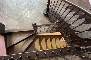 Забежные ступени, кованые балясины и ясень: история одной лестницы, рожденной в содружестве с клиентом