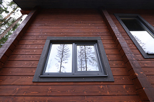 Комплекс работ по покраске деревянного дома с балками на террасе и стобами