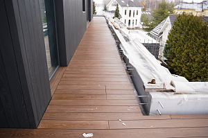 Терраса из термоясеня на эксплуатируемой кровле