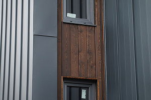 Премиальная отделка фасада и террасы лиственницей: проект ЛесоБиржи на Ладожские Берега